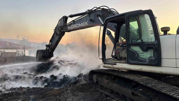 Bolu'da Alevler Önüne Gelen Yapıyı Küle Çevirdi!