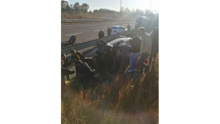 Bolu' da bariyerlere çarpan otomobil devrildi: 1 yaralı