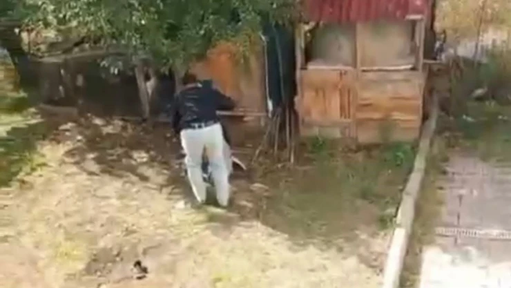 Annesini Ve Kız Kardeşini Darbetti