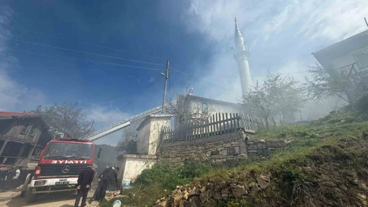 Çıkan Yangında 2 Ahşap Ev Ve 1 Cami Küle Döndü
