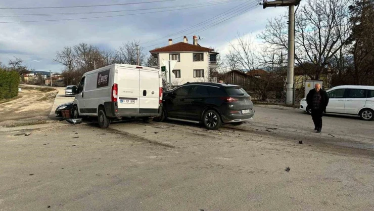 Bolu'da Cip İle Minibüs Çarpıştı: 3 Yaralı