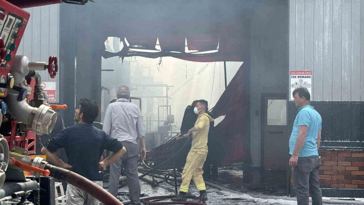 Bolu'da Fabrika Yangını Kontrol Altına Alındı