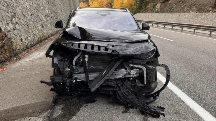 İstinat Duvarına Çarpan Araç, Ağır Hasar Aldı