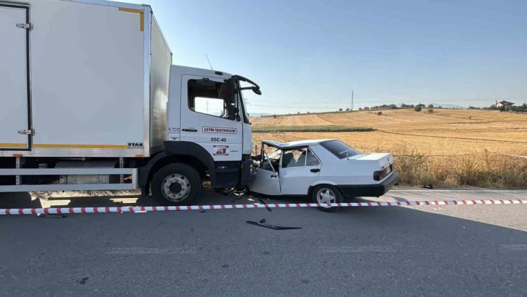 Bolu'da Kamyonla Çarpışan Araç Hurdaya Döndü: 1'i Ağır 2 Yaralı