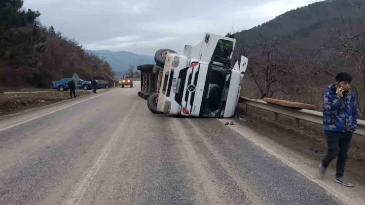 Bolu'da Kömür Yüklü Tır Devrildi
