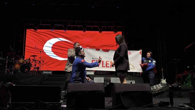 Bolu'da Konser Öncesi Sürpriz Evlilik Teklifi