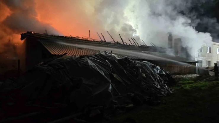 Bolu'da Korkutan Depo Yangını