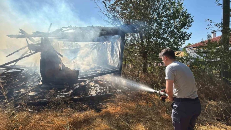 Bolu'da Otluk Arazide Çıkan Yangın Korkuttu