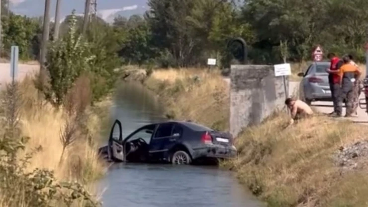 Bolu'da Otomobil Sulama Kanalına Uçtu
