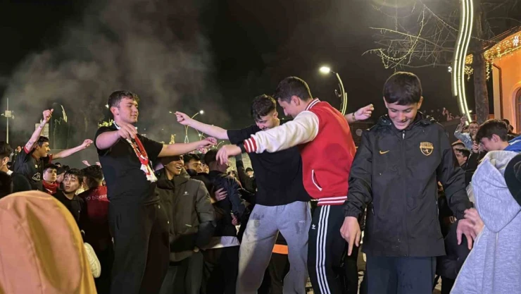 Bolu'da Oyun Havalarıyla Play-Off Galibiyeti Kutlandı