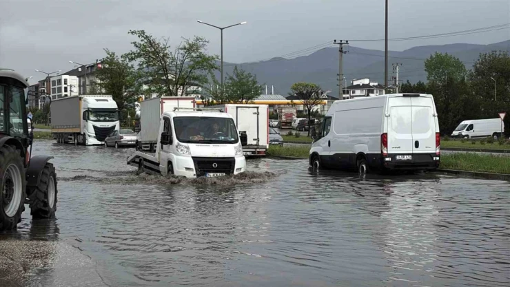 Bolu'da Sağanak Ve Fırtına Hayatı Felç Etti