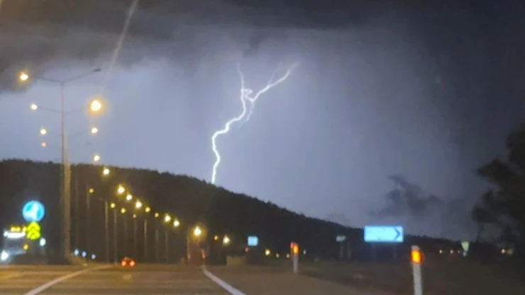 Bolu'da Şimşekler Geceyi Aydınlattı