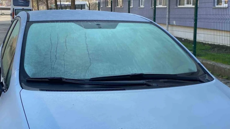 Araçların Camları Buz Tuttu