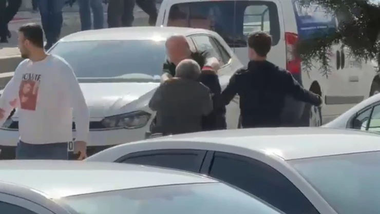 Sokak Ortasında Yumruklar Havada Uçuştu