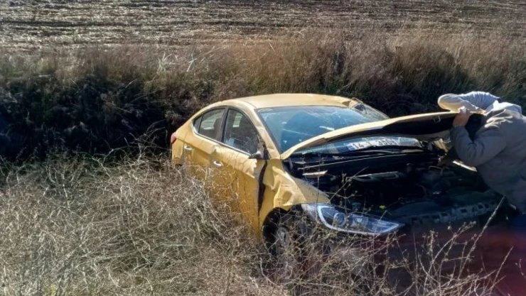 Bolu'da Ticari Taksi Tarlaya Uçtu