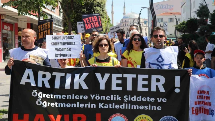 Bolu'da Yüzlerce Öğretmen, Öldürülen Meslektaşı için Yürüyüş Yaptı