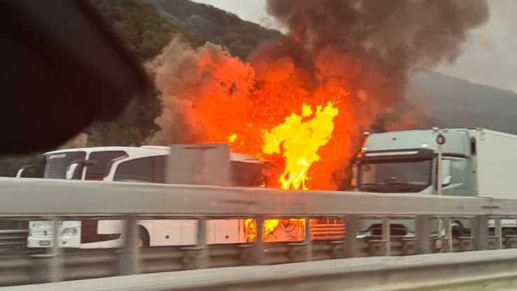 Bolu Dağı Tüneli Çıkışında Yolcu Otobüsü Yandı: Trafik Yoğunluğu Yaşanıyor