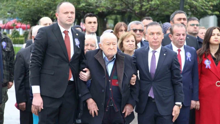 İzzet Baysal İçin Duygusal Anma