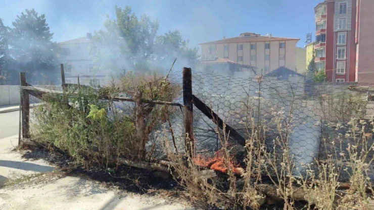 Boş Arazide Çıkan Yangın Söndürüldü