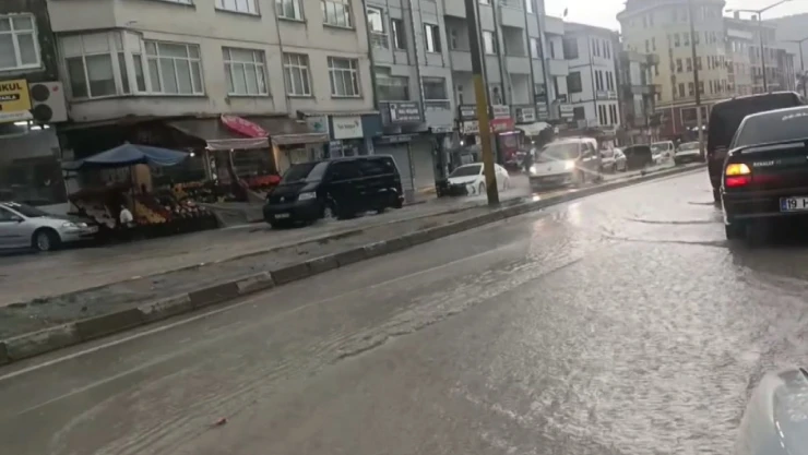 Sağanak Yağış Seli Beraberinde Getirdi