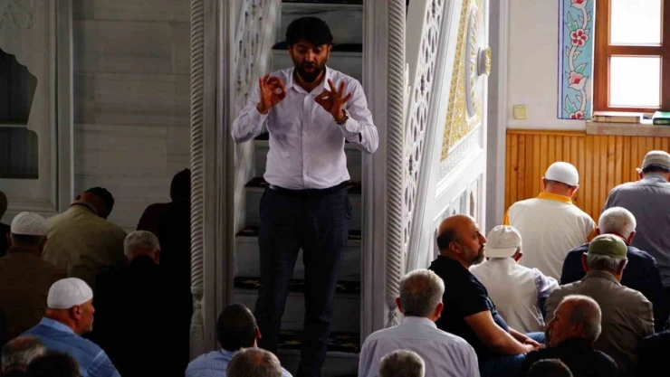 İşitme Engelli Bireylere Cuma Hutbesi İşaret Diliyle Anlatılıyor