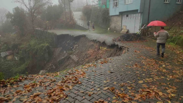 Bu Mahalleye Ambulans Ve Dolmuş Giremiyor