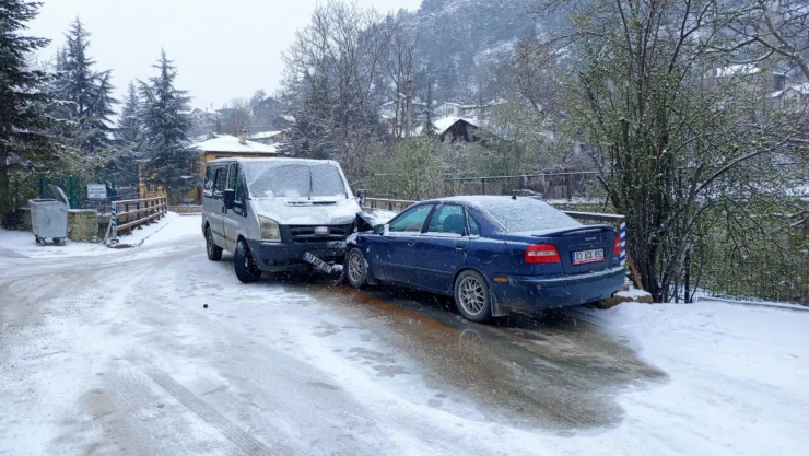 Buz Tutan Yolda Kafa Kafaya Çarpıştılar