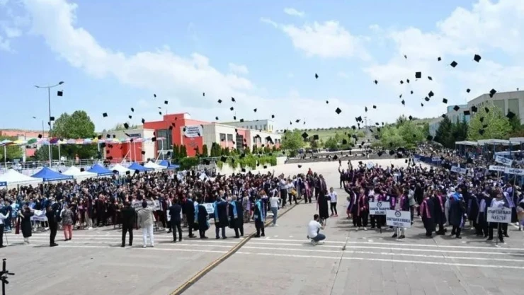 ÇAKÜ'de Öğrencilerin Mezuniyet Sevinci