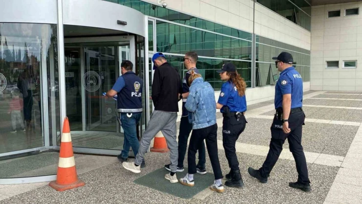 Plaka Çalan Şüpheliler Sakarya'da Yakalandı