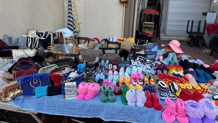 Akülü Araç Alabilmek İçin Örgü Örüyor