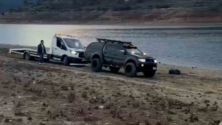 Çamura Saplanan Oto Kurtarıcıyı Pikap Kurtardı