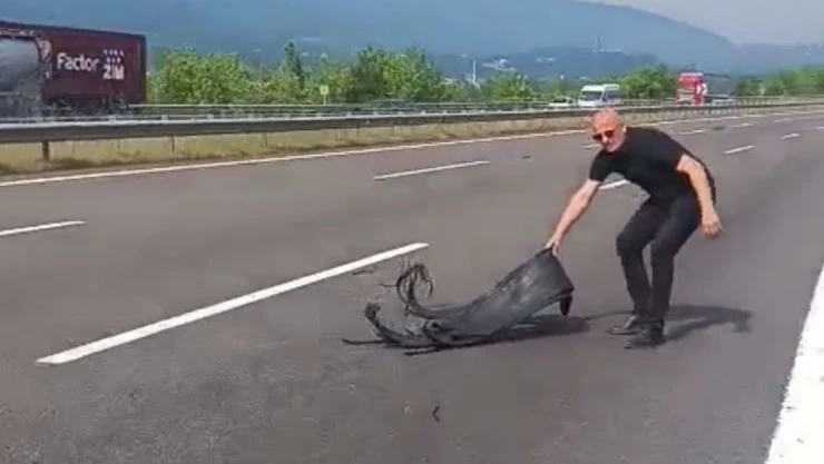 Otoyolda Kaza Olmasın Diye Plastik Parçaları Topladı