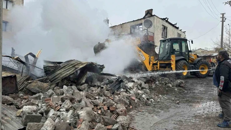 Yangında 4 Yapı Ve 1 Araç Zarar Gördü