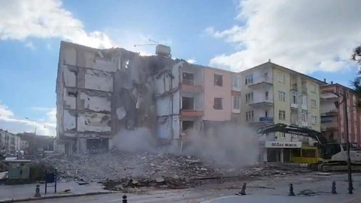 Depreme Dayanıksız Bina Yıkıldı