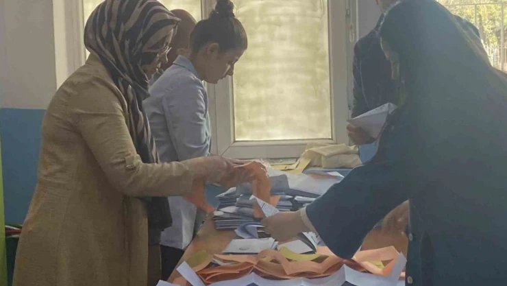 Vatandaşlar Muhtar Seçmek İçin Sandık Başına Gitti