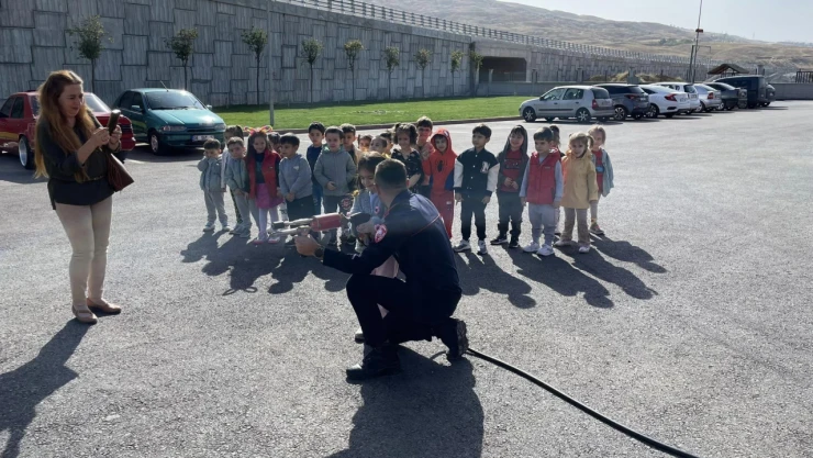 Çankırı itfaiyesi minik misafirlerini ağırladı
