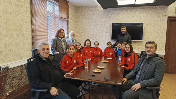 Çatalzeytin'in Yıldız Kızları Belediye Başkanı Ahmet Demir'i Ziyaret Etti