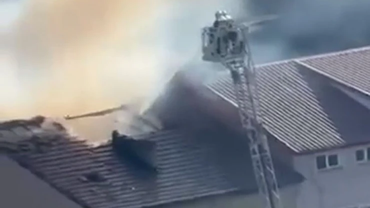 Çatı Yangını Büyümeden Söndürüldü