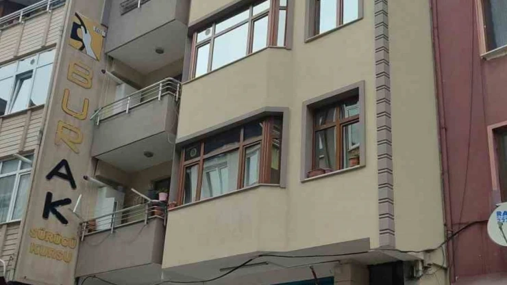 Çatıdan Düşen Kalaslar Paniğe Neden Oldu