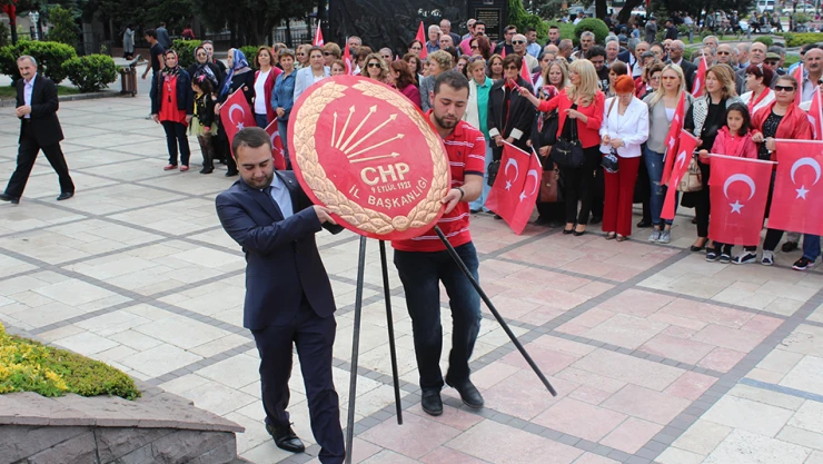 Çelenk koymaya güç bela izin