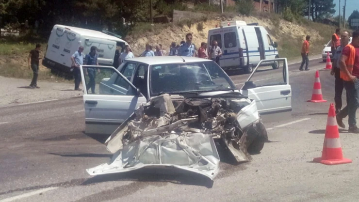 Cenaze arabası kaza yaptı