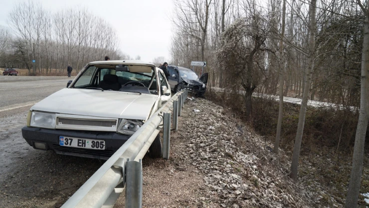 Cenaze yolunda kaza: 1'i ağır 3 yaralı