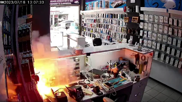 Cep telefonu bomba gibi patladı