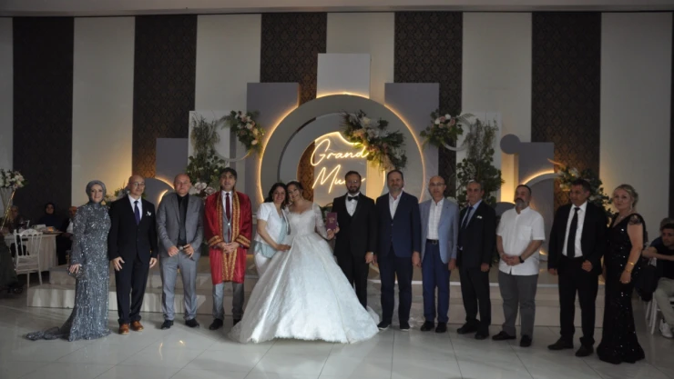 Ceren Ve Canahmet Dünya Evine Girdi