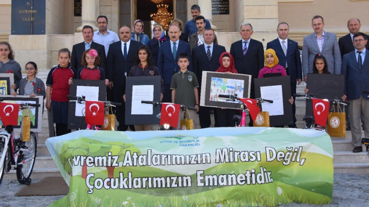 Çevre duyarlılığı olan çocuklara bisikletleri verildi