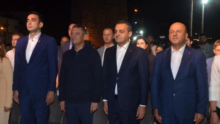 CHP Genel Başkanı Özel: 'Turistlerin Başının Üstünden Roketler, Füzeler Geçiyor'