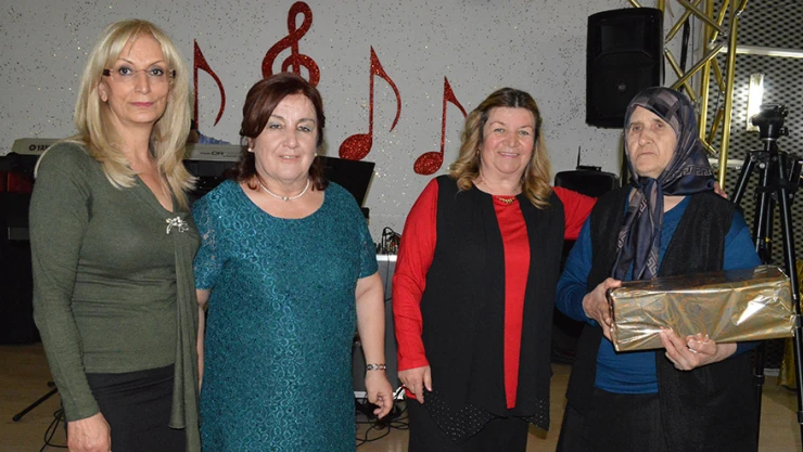 CHP Kadın Kolları yılın annesini seçti