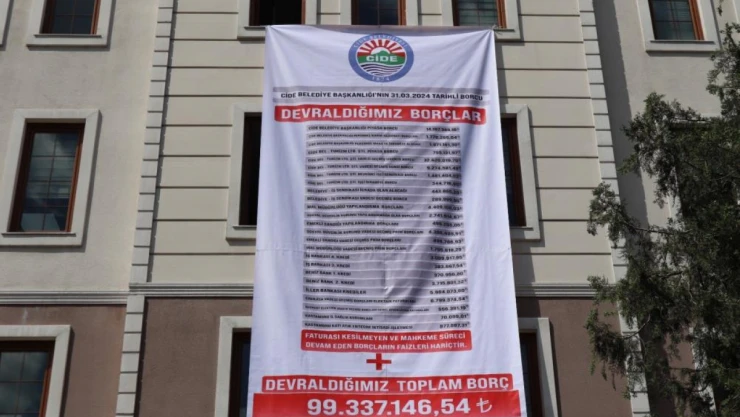 Cide Belediyesi'nin Borcu Dev Afişle Duyuruldu