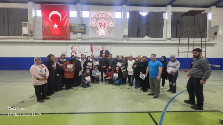 Cide'de yardımsever kadınlara teşekkür belgesi