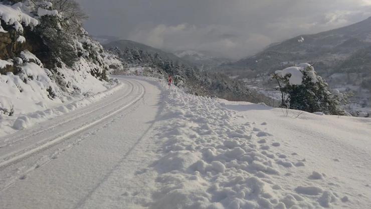 Cide yoğun kar yağışı altında